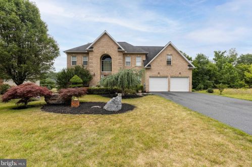 2447 Castlegreen Dr, Upton, PA 17225-9002