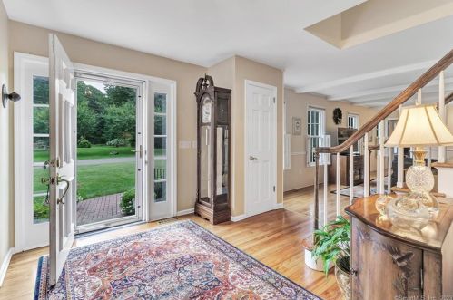 11 Foxwood Rd, Bridgeport, CT 06611-4012