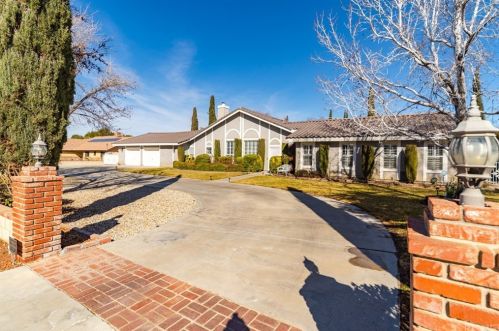 3735 Paula Ln, Lancaster, CA 93535-5800