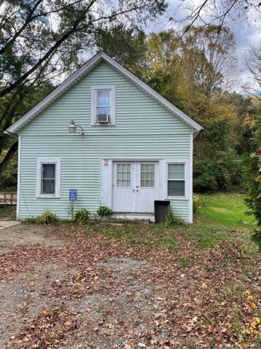 6 Grove St, Moosup, CT 06354-1636
