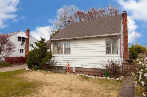 8 Ceil Pl, Bethpage, NY 11714-4503