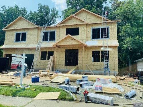 361 Valley Rd, River Edge NJ  07661-1104 exterior
