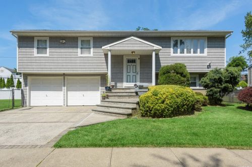 44 Shubert Ln, Bethpage, NY 11714-6111