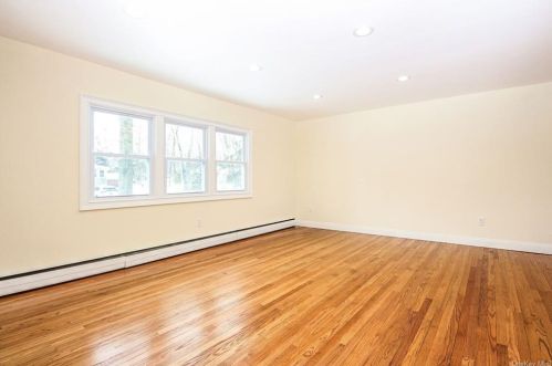 376 Jeffrey Pl, Valley Cottage, NY 10989-1506