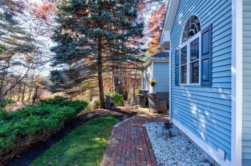 8 Houston Dr, Nashua NH  03062-1731 exterior
