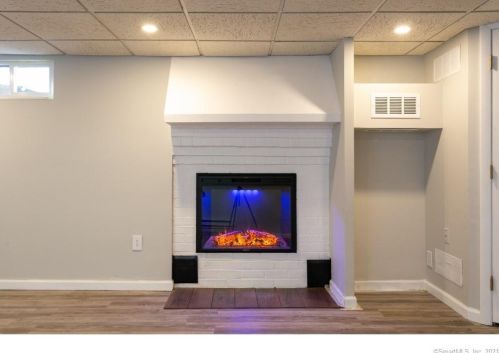 24 Hotchkiss Rd, Farmington CT  06032-2810 exterior