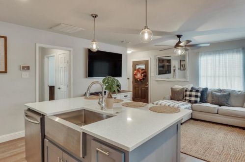 3731 Falls Dr, Dallas TX  75211-6124 exterior