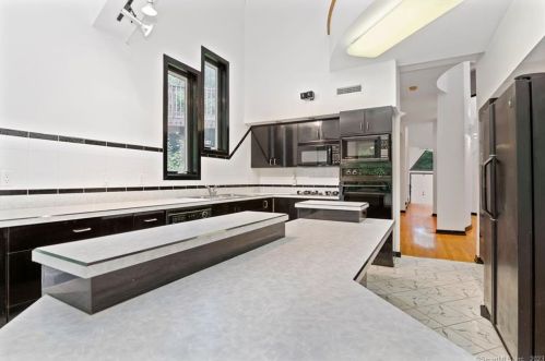 15 Sky Line Dr, Bridgeport CT  06612-1057 exterior