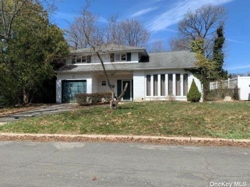 3 Roxanne Ct, Huntington Station, NY 11746-1121