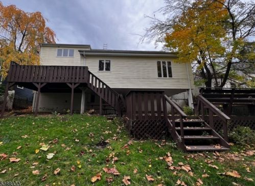 26 Robinson Dr, West Paterson, NJ 07424-2929