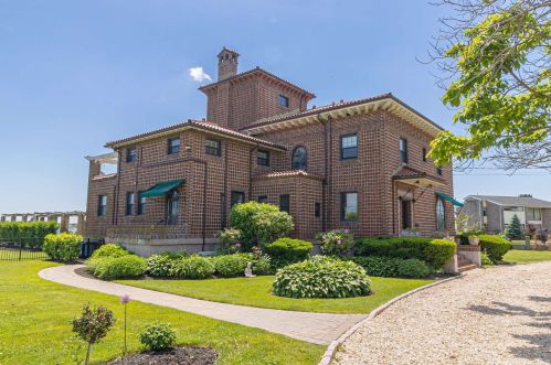 143 Awixa Ave, Bayshore, NY 11706-8803