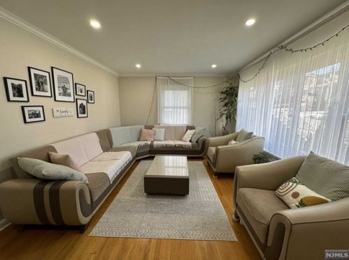272 Glen Ave, Palisades Park, NJ 07650-3035
