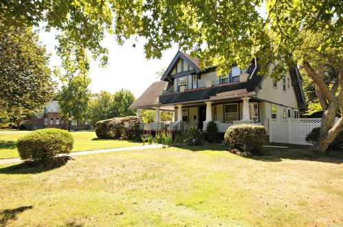 303 Plymouth Ave, Brightwaters, NY 11718-1409
