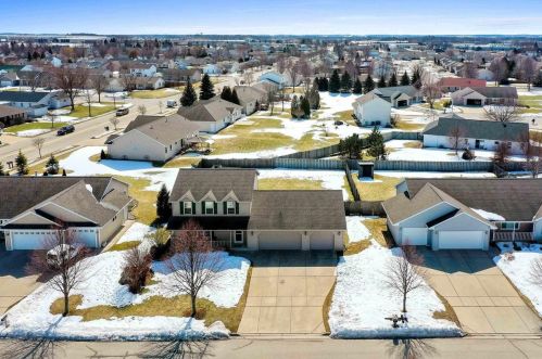 3084 Beth Dr, Green Bay, WI 54311-7566