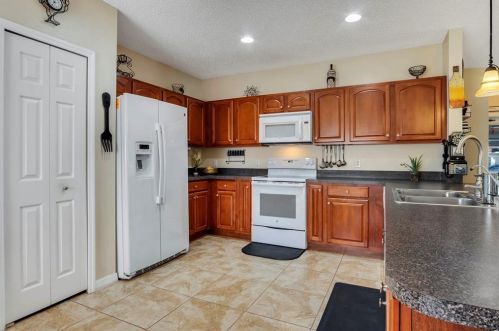 6 Flatfish Dr, Kissimmee FL  34759-4850 exterior