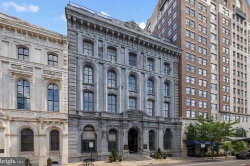 421 Chestnut St, Philadelphia PA  19106-2425 exterior