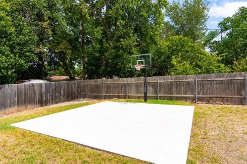 8016 Briarwood Ln, Austin TX 78757-6929 exterior