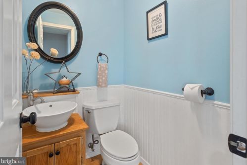 300 E St, Purcellville VA  20132-3317 exterior