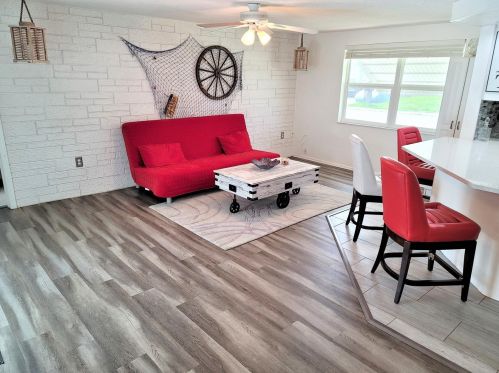 1740 Sprint Ln, Tarpon Springs, FL 34691-4635
