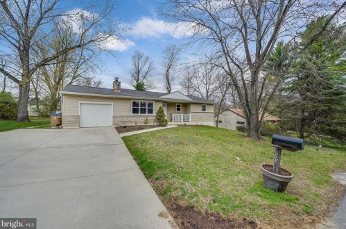 36 Pine St, Newtown Square, PA 19073-3340