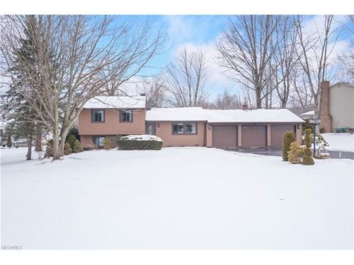 1834 Cherry Ln, Hubbard, OH 44425-3019