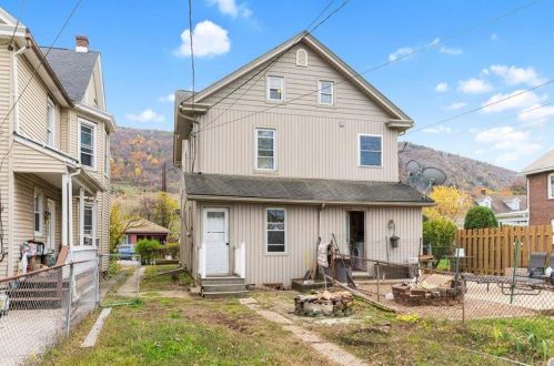 527 Lehigh Ave, Palmerton PA  18071-1914 exterior