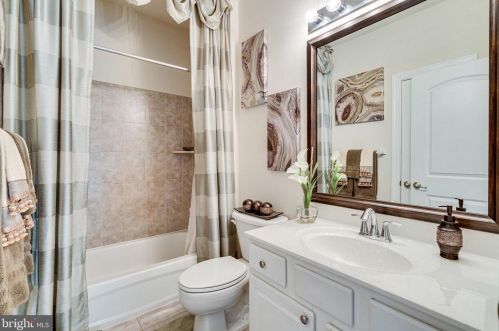 6857 Hartzell Hill Ln, Haymarket VA  20169-4944 exterior