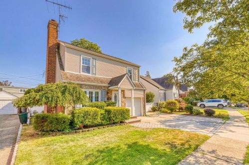 42 Eric Ln, New Hyde Park, NY 11040-1902