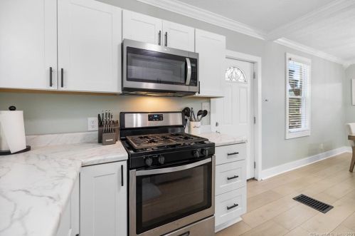 38 Violet St, Windsor CT 06095-4308 exterior