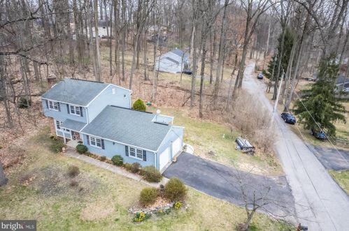 1 Pinewood Dr, Downingtown, PA 19335-1780