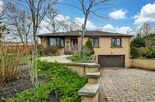 11 Springs Dr, Huntington Station, NY 11747-4122