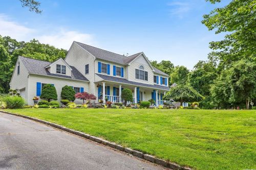 5 Daisy Ct, Northport NY  11768-2267 exterior