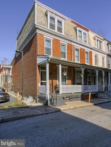 1915 Susquehanna St, Harrisburg, PA 17102-2275