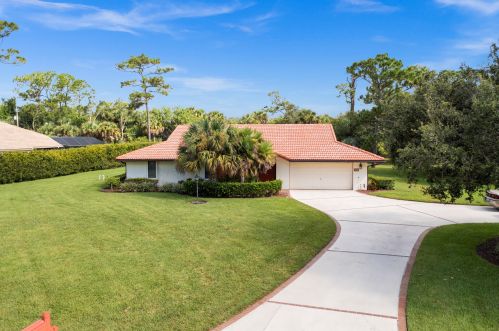 9457 Meadowood Dr, Fort Pierce, FL 34951-2904
