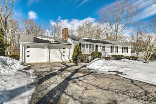 39 Towerview Dr, Bridgeport, CT 06611-3228