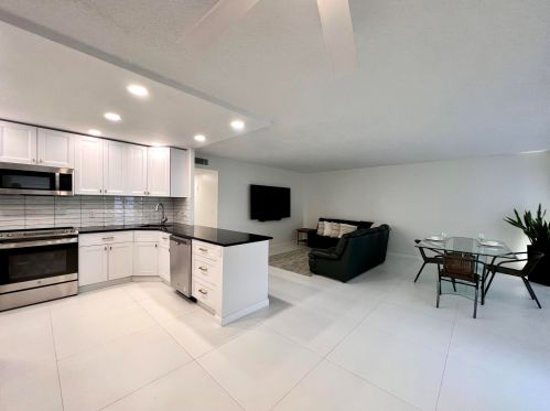 102 Greenbrier C, West Palm Beach FL  33417-2331 exterior