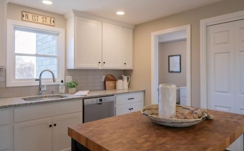 476 Grn End Ave, Middletown RI 02842-5626 exterior