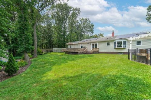 129 Crystal Brook Hollow Rd, Mount Sinai NY  11766-2102 exterior