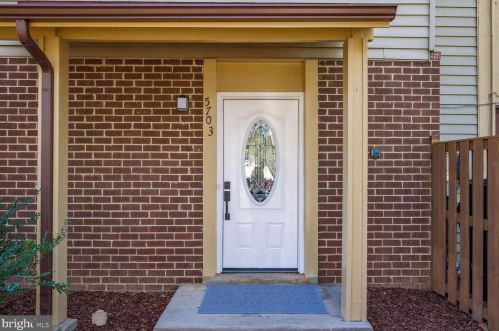 5703 Nordeen Oak Ct, Springfield VA  22015-2248 exterior