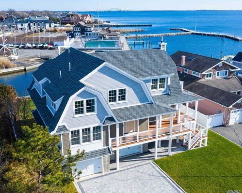 239 Sequams Lane Ctr, West Islip, NY 11795-4529