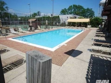 47 Cambridge Dr, Copiague NY  11726-3231 exterior