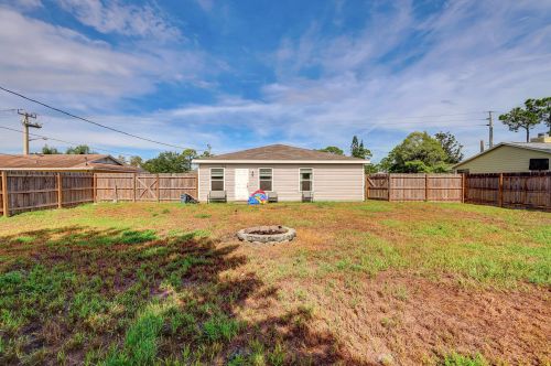 1977 Floresta Dr, Fort Pierce FL  34983-4619 exterior