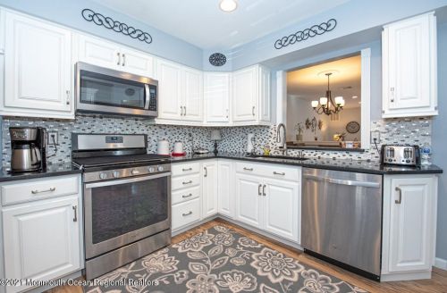 30 Heathrow Ct, East Freehold, NJ 07728-3943