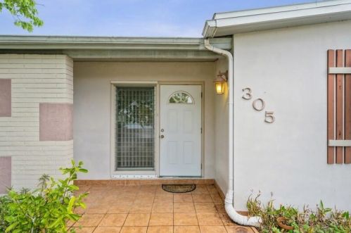 305 Abeto Ln, Fort Pierce, FL 34983-8459