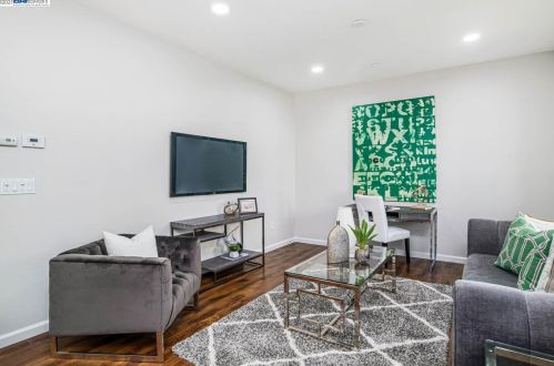 7056 Mariposa Ln, Pleasanton CA  94568-2569 exterior