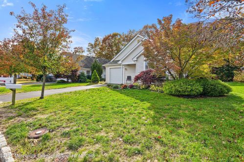 4 Schoolhouse Ln, Lakewood, NJ 08701-5761