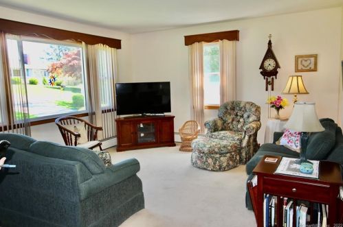 4 Alexander Dr, Brookfield Center, CT 06804-2201