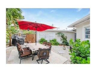 1605 Tyler St, Hollywood FL  33020-5252 exterior