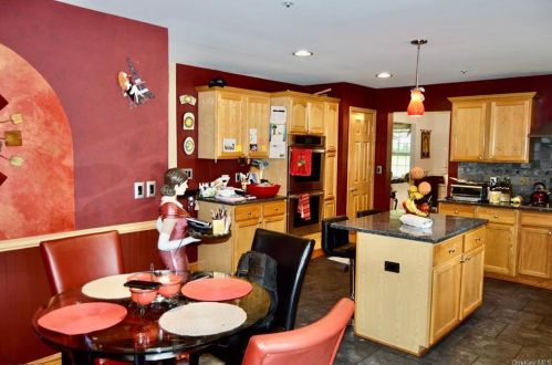 2 Drake Ln, White Plains NY  10607-2215 exterior