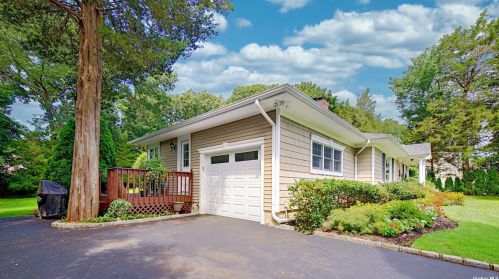 21 Beverly Ct, Northport, NY 11768-1426
